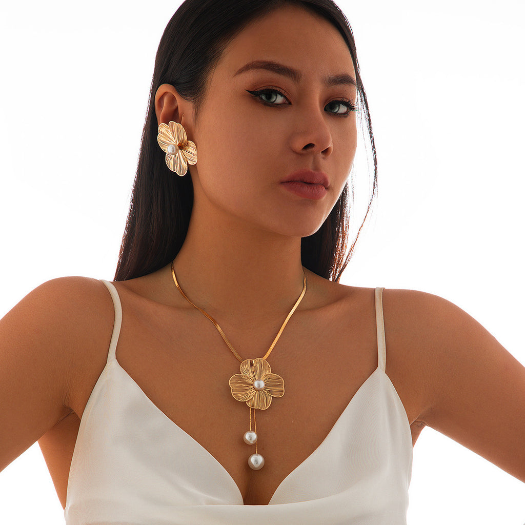Lady's Flower Inlaid Pearl Necklace And Earrings Suite