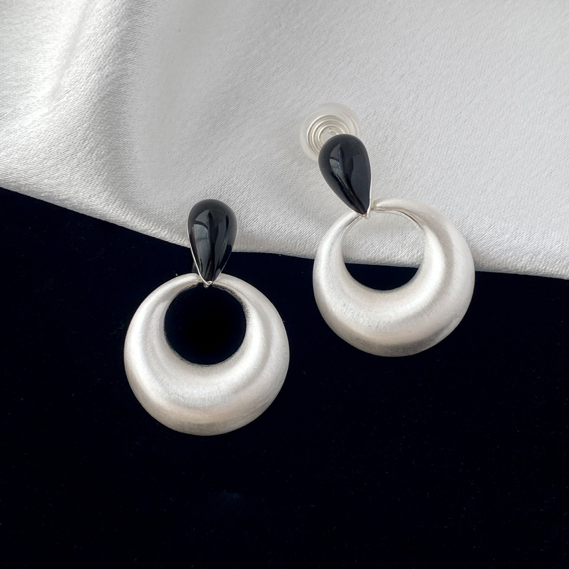 Retro Geometric Drop Earrings With Enamel Color Clash