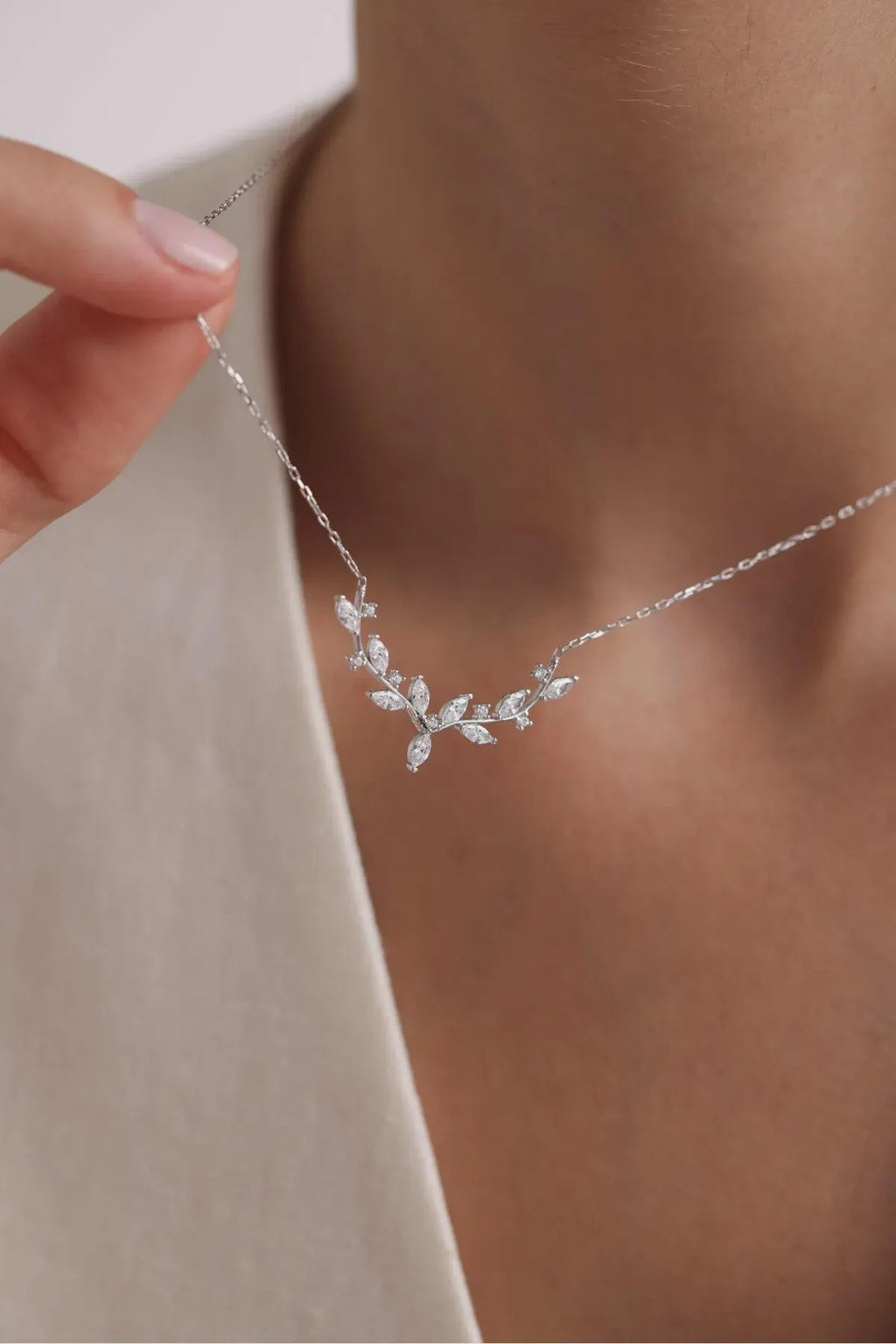 925 Sterling Silver Vine Necklace Rhodium Plated Leaf Pendant Elegant Nature-Inspired Jewelry