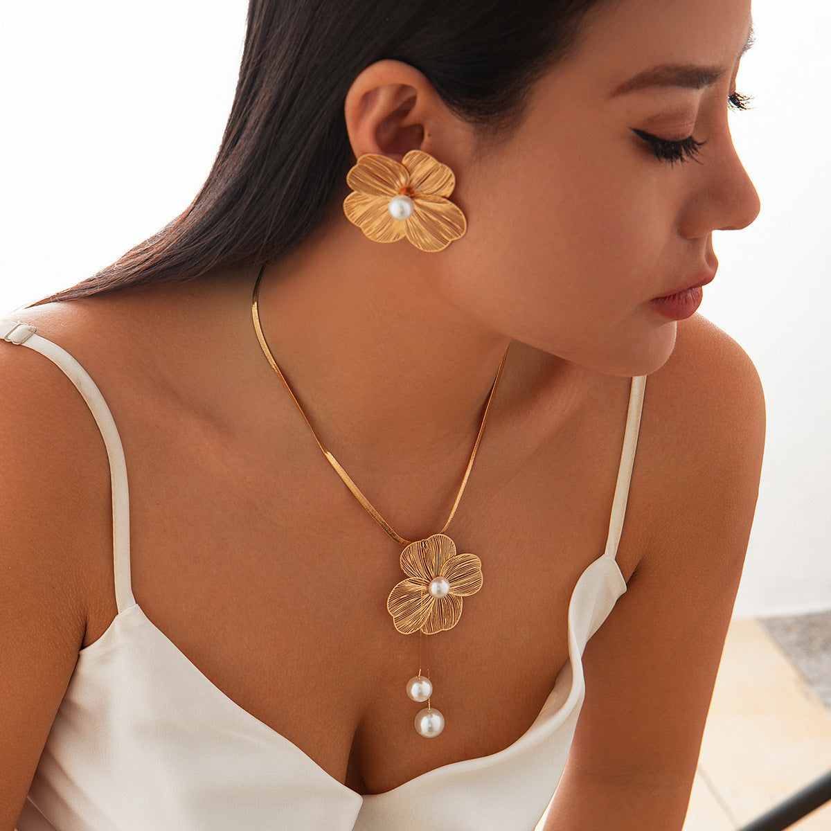 Lady's Flower Inlaid Pearl Necklace And Earrings Suite