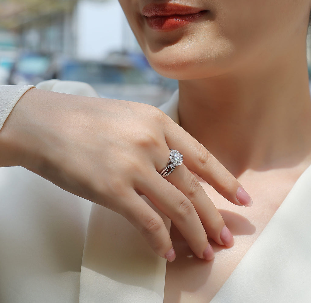 Snow Lotus - Set With 2-carat Top-quality Moissanite S925 Silver And Gold-plated Diamond Wedding Ring. The Ring Can Be Inspected With A Diamond Pen