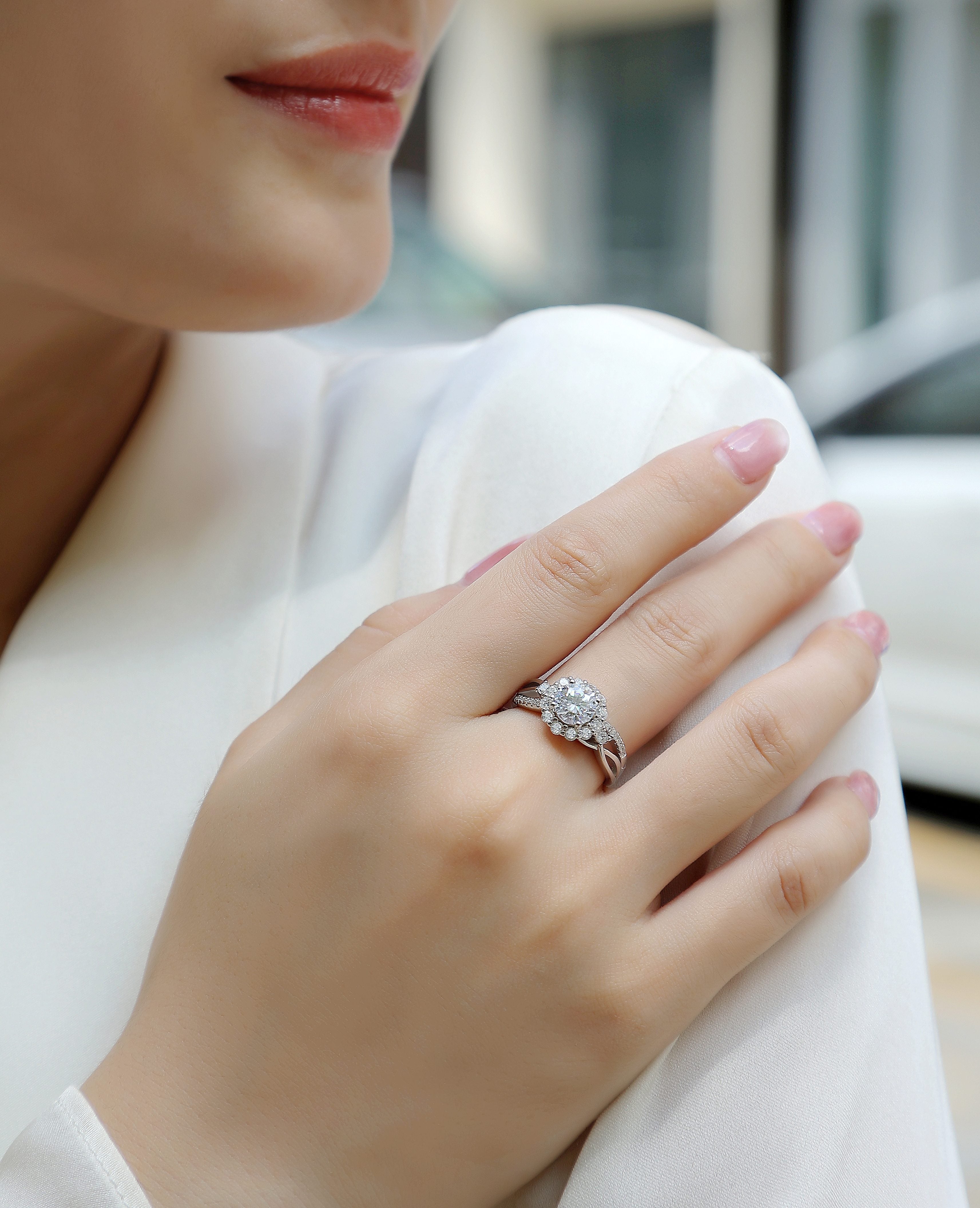 Snow Lotus - Set With 2-carat Top-quality Moissanite S925 Silver And Gold-plated Diamond Wedding Ring. The Ring Can Be Inspected With A Diamond Pen