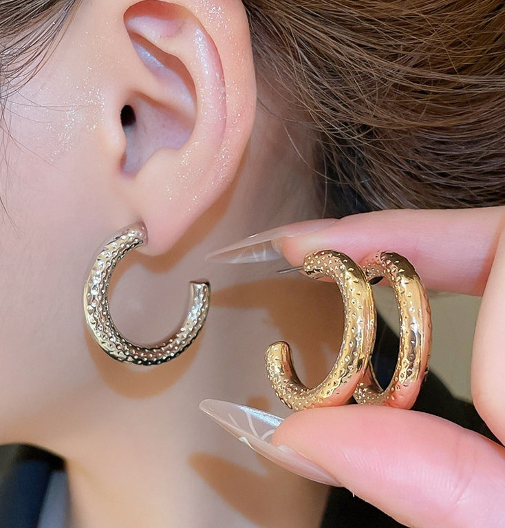 Silver Needle Spot Fold C- Shaped Earrings